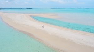 ドローンで撮影したユニの浜でウェディングフォト撮影。