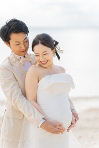 新婦様を新郎様がバックハグ。マタニティフォト。