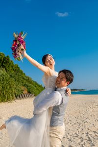お二人らしい、新婦様を抱っこするショット！