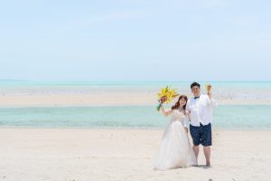 ユニの浜でウェディングフォト撮影。シエロ宮古島ガーデンヴィラ