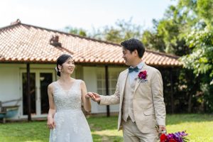 歩きながら撮影を行い、普段のお二人の距離感が分かるショットに仕上がりました。シエロ宮古島