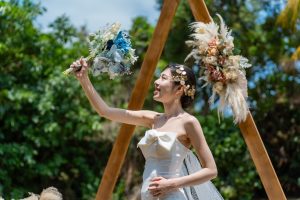 ウェディングアーチをバックに撮影した一枚。新婦様のソロショットです。in宮古島