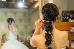 メイクやヘアセットが終わった直後の一枚です。鏡の中に移る自分の姿を見ながらうっとり。