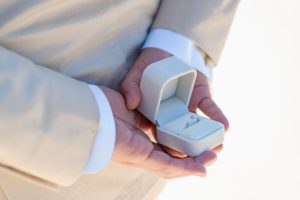 プロポーズショット。新郎様が新婦様に指輪をお渡しする前のドキドキのリングショットです。