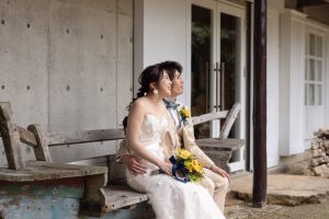 ベンチで撮影した一枚です。あえてカメラに目線を向けないことで、自然体の表情を撮影させていただきました。